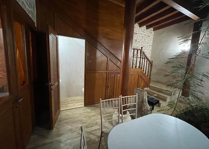 فيلة Stone House In *